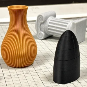 Druk 3D, przykładowe prace, złoty wazon, kolumna jońska i wydruk 3d podłużnego kształtu na zamówienie