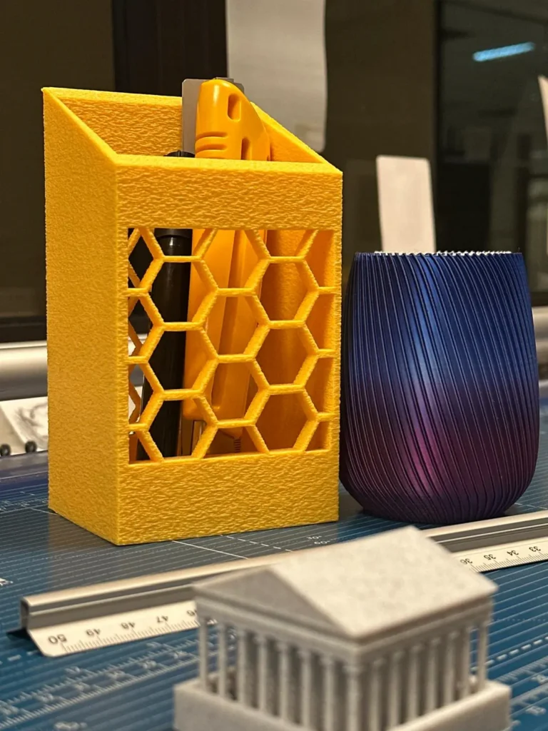 Wydruk 3D pojemnik, piórnik na przybory, długopisy, wazon 3D