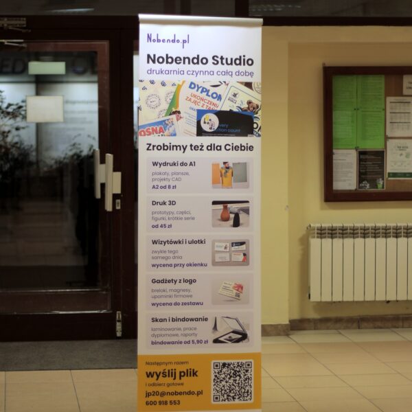 L-banner 60x200 cm Nobendo Studio rozstawiony w punkcie JP20, widok od przodu