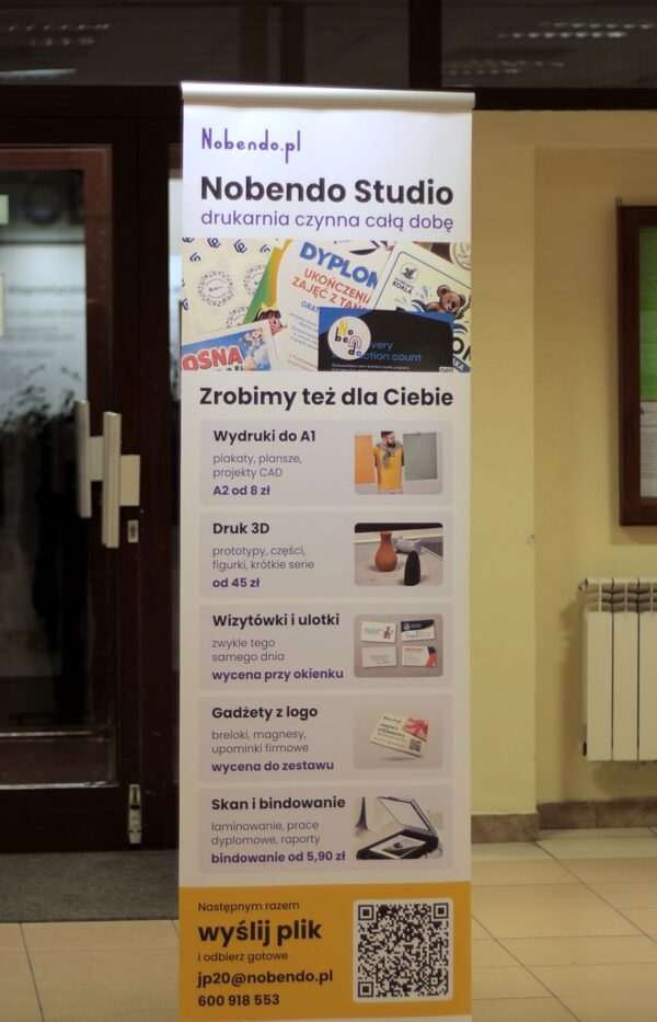 L-banner 60x200 cm z grafiką Nobendo Studio w punkcie JP20, górna i środkowa część wydruku
