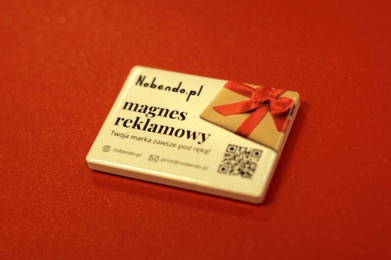 Magnes reklamowy Nobendo z logo i kodem QR - przykład z naszej pracowni